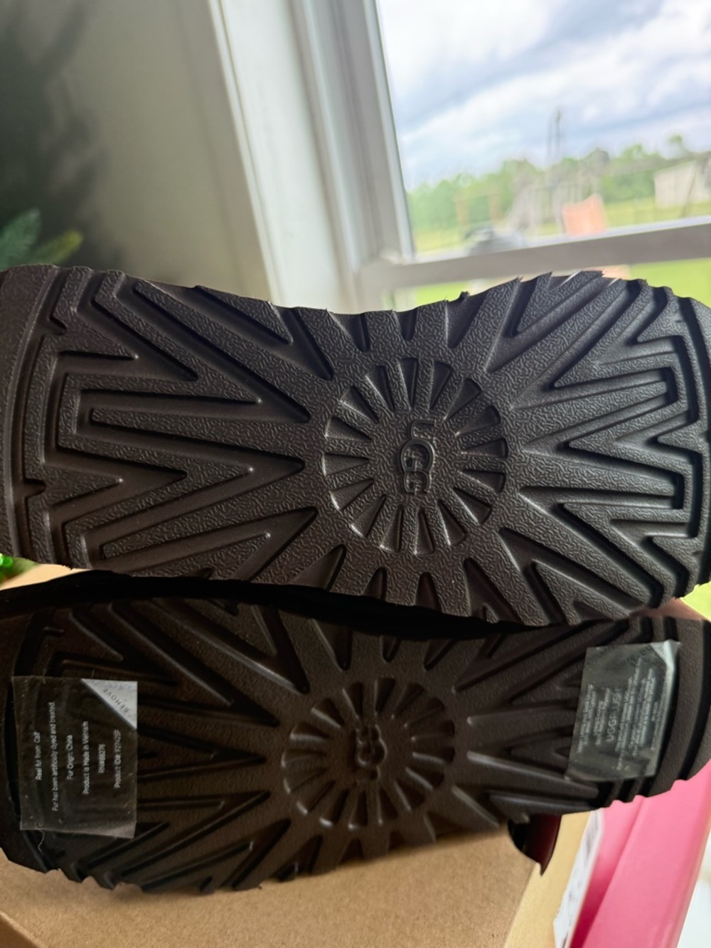 ❤️🎁UGG Classic  Ultra Mini Caspian Treaded Sole Short Boot - Picture 4 of 6